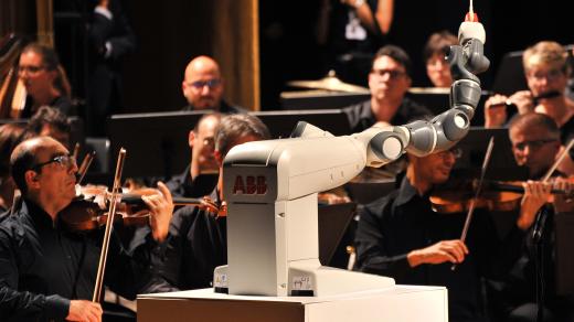 Roboti dnes zvládnou i dirigování či hru na hudební nástroj