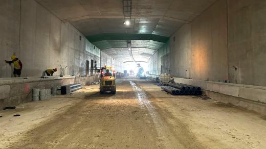Hrubá konstrukce bezmála kilometr dlouhého dálničního tunelu Pohůrka v Českých Budějovicích je hotová