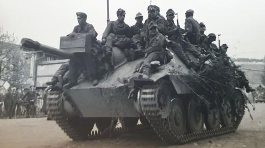 Snímek z 9. května 1945 ze silnice od hraničního přechodu, prchající německá vojska