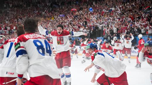 Hokejisté po siréně rozhodujícího zápasu proti Švýcarsku spěchali slavit zlato na mistrovství světa v Praze