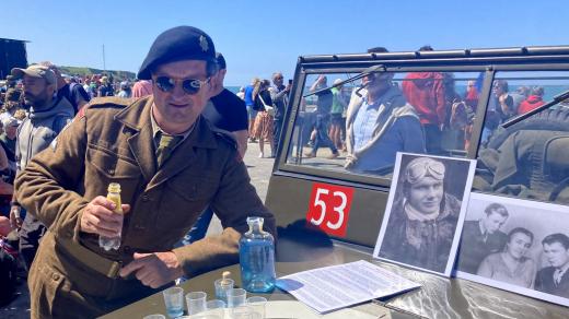 Karel Polata, člen plzeňského klubu vojenského historie, se chystá vzdát hold padlému pilotovi RAF Miroslavu Moravcovi