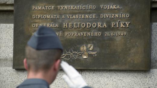 Heliodor Píka, pamětní deska