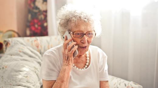 Seniorka telefonuje