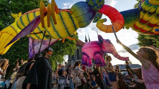 Loutkářský průvod s obřími nafukovadly při zahájení festivalu Loutkářská Chrudim (2023)