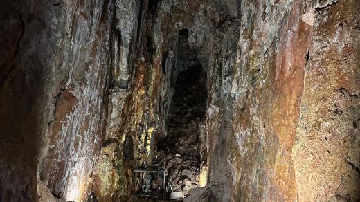 Velká komora má na délku 65 metrů a na výšku až 25 metrů