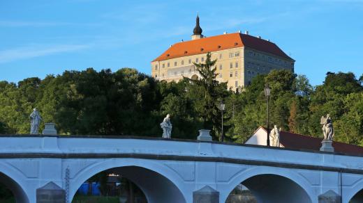 Náměšť nad Oslavou, zámek s barokním mostem