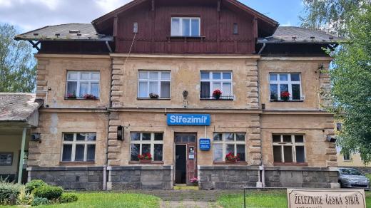 Budova bývalé železniční stanice Střezimíř z roku 1894. Železnice Česká Sibiř postupně zajišťuje finanční prostředky na její rekonstrukci