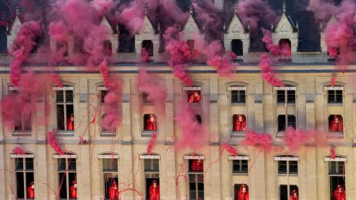 Zahájení pařížské olympiády doprovázela i dýmovnicová show