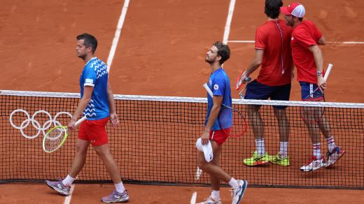 Adam Pavlásek s Tomášem Macháčem odcházeli z kurtu s hlavou vztyčenou