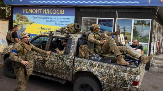 Ukrajinští vojáci se shromažďují kolem pickupu v Pokrovsku