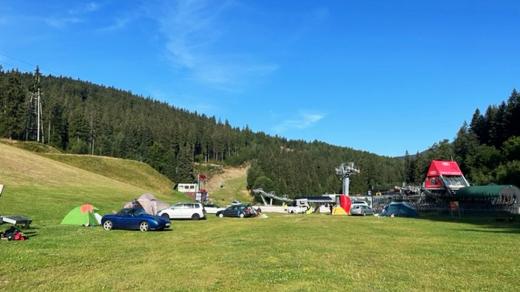 V zimě se na sjezdovkách ve Svatém Petru ve Špindlerově Mlýně prohánějí lyžaři, v létě se tu kempuje