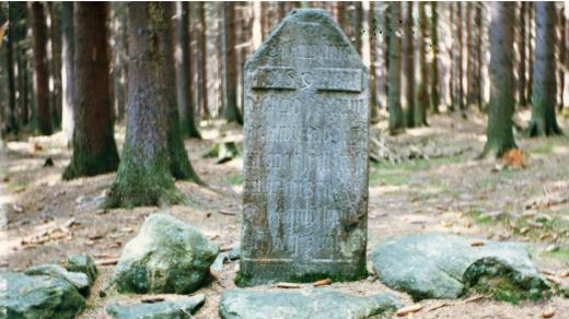 Pytlácký kámen je zapsanou kulturní památkou a měří na výšku více než metr, zloději ho ukradli mezi 19. a 22. srpnem