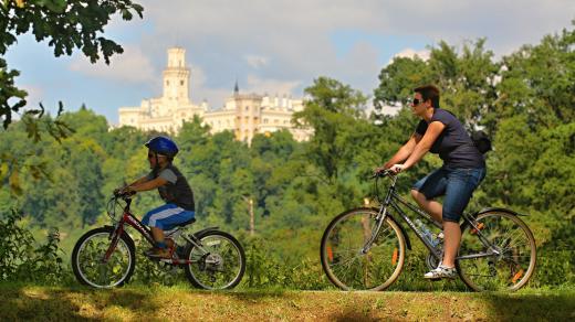 Cyklisté u zámku Hluboká