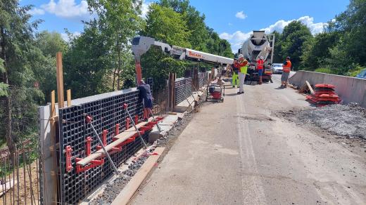 Práce na silnici - betonáž opěrné zdi na silnici I/49 Želechovice-Zlín