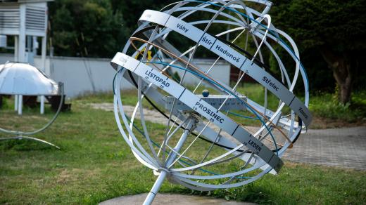 Velmi sofistikované sluneční hodiny stejně jako další zajímavé přístroje najdete na zahradě hvězdárny Vsetín