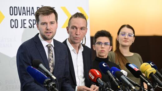 Jakub Michálek, Ivan Bartoš, Olga Richterová a Klára Kocmanová na tiskové konferenci Pirátů po odvolání Ivana Bartoše z vlády premiérem Fialou