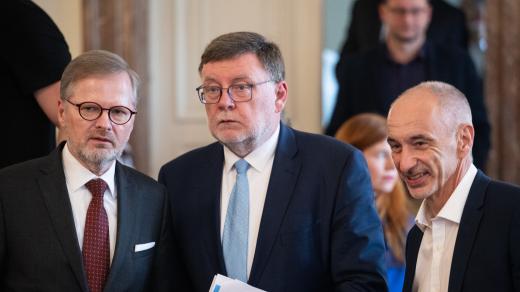 Petr Fiala (vlevo), Zbyněk Stanjura a Martin Kuba na tiskové konferenci k podpoře bydlení