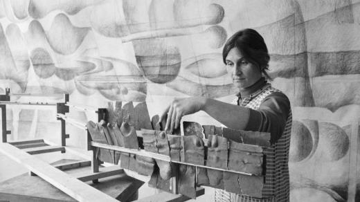 Sklářská výtvarnice Jaroslava Brychtová při práci na modelu Skleněná řeka pro Světovou výstavu EXPO 70 v Ósace