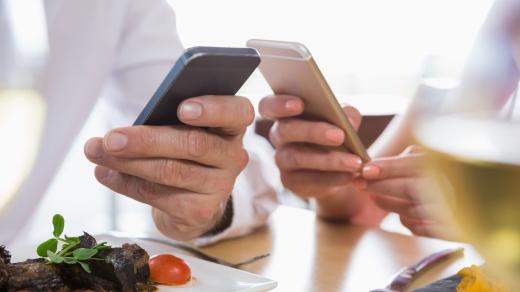 Je slušné se v restauraci věnovat mobilu?