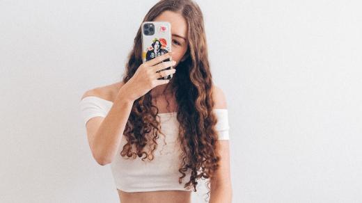 Influencer, dívka s mbilem
