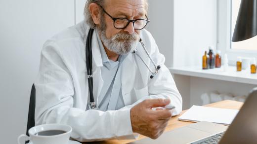 Lékař u počítače (ilustrační foto)