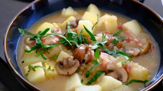 Zahřívací pokrmy jako třeba houbový eintopf se v drsné přírodě Krušných hor servíroval často