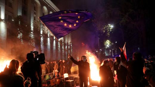 Vstup do EU má Gruzie jako svůj cíl zakotvený v ústavě. Premiér Irakli Kobachidze ale ve čtvrtek prohlásil, že země sice bude pokračovat ve snahách připojit se k EU, ale „otázku otevření jednání s EU nezařadí na pořad dne do roku 2028“. Vládní strana se t