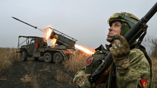Ruský voják při odpálení raket BM-21 Grad na ukrajinské pozice