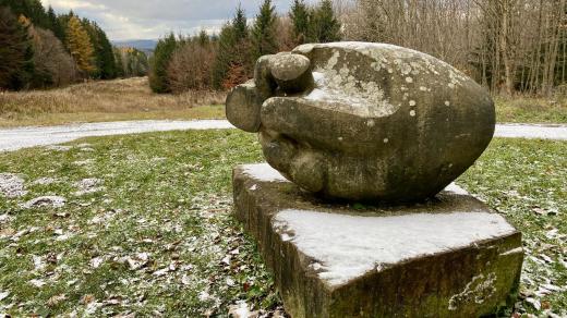 Táhlou asfaltovou cyklostezkou se dostanete k soše s názvem Letecké srdce