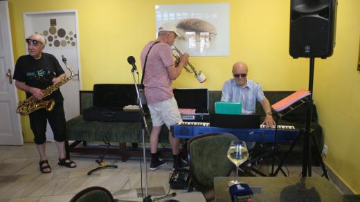 Olomoučtí swingaři: Miroslav Švihálek, Bronislav Ludmila a Miroslav Zikmund na setkání v olomoucké kavárně