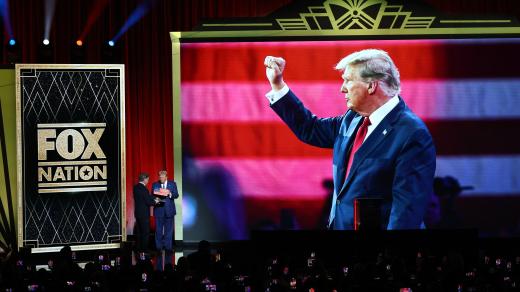 Nastupující americký prezident Donald Trump si přebírá ocenění od Seana Hannityho během předávání cen FOX Nation's Patriot Awards v Greenvale ve státě New York