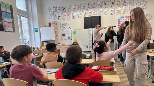 Na ZŠ Máchovo náměstí v Děčíně přišli slovní hodnocení přečíst prvňákům deváťáci