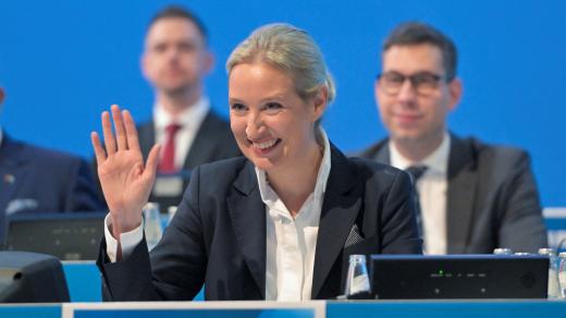 Alice Weidelová, spoluvedoucí a kandidátka na kancléřku strany Alternativa pro Německo (AfD) pro nadcházející parlamentní volby, reaguje na sjezdu strany AfD v Riese