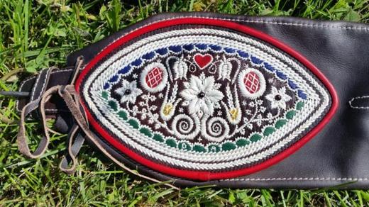 Opasek vyšívaný pavím brkem