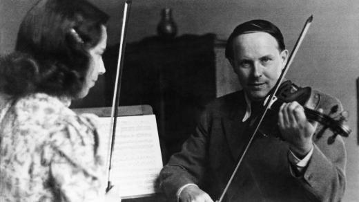 Houslový virtuos Váša Příhoda s jednou ze svých žaček (1943)