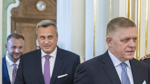 Předsedové slovenských koaličních stran. Zleva Matúš Šutaj Eštok (Hlas), Andrej Danko (SNS) a Robert Fico (Směr)