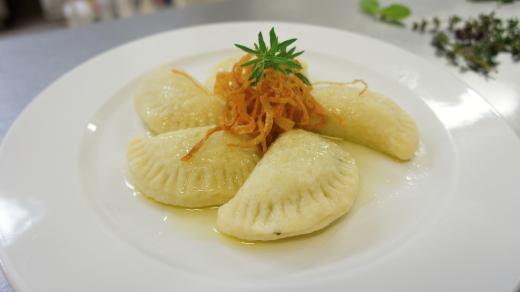 Bramborové taštičky se špenátem a zakysanou smetanou