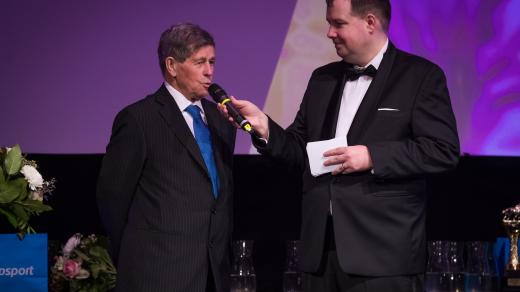 Bývalý žokej Ferdinand Minařík (vlevo) získal ocenění za dlouholetý přínos dostihovému sportu. Vpravo moderátor Martin Cáp