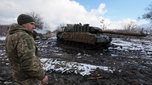 Ukrajinský voják u tanku Leopard 1A5 u frontové linie v Doněcké oblasti (fotografie ze 4. února 2025)