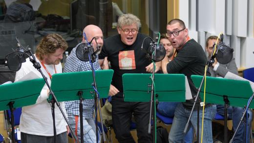 Leoš Noha, Zdeněk Velen, Miroslav Hanuš a Jiří Vyorálek v akci při živě vysílané rozhlasové hře Ze Země na Měsíc podle románu Julese Verna