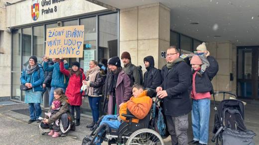 Obyvatelé Karlína před úřadem Prahy 8