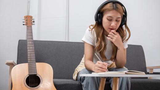 Mladá dívka poslouchá folkovou hudbu (ilustrační foto)