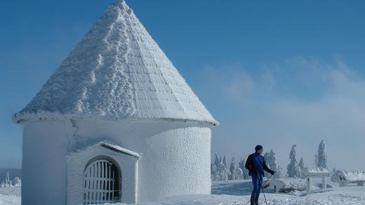 Ke Kunštátské kapli se dá v zimě přijet na běžkách