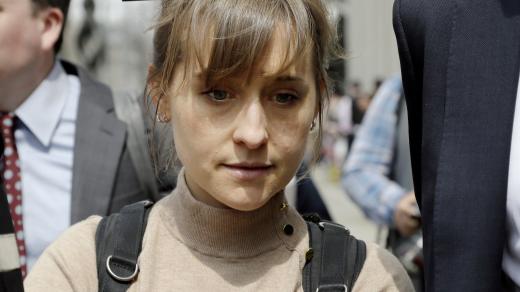 Ranierova pravá ruka a herečka Allison Mack, resp. Macková