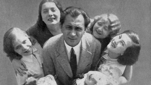 Český tanečník a choreograf Joe Jenčík s členkami baletní skupiny Osvobozeného divadla, zvané Jenčíkovy girls