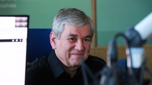Petr Bradna ve studiu Českého rozhlasu Hradec Králové
