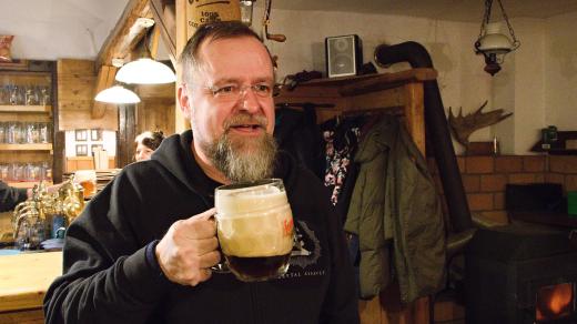 Sládek Václav Omáčka ochutnává právě naražené pivo, uvařené podle staletého receptu