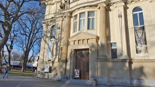 Obecní dům stojí na horním konci Ostrožné ulice