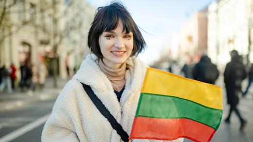 Dívka s litevskou vlajkou slaví den nezávislosti