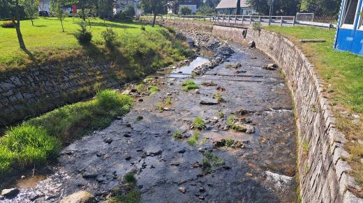 V Bělé pod Pradědem upravují koryto řeky Bělé